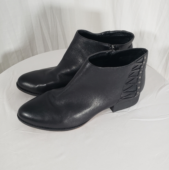 Vince Camuto's Black Leather Booties Sz 10 - Picture 4 of 9